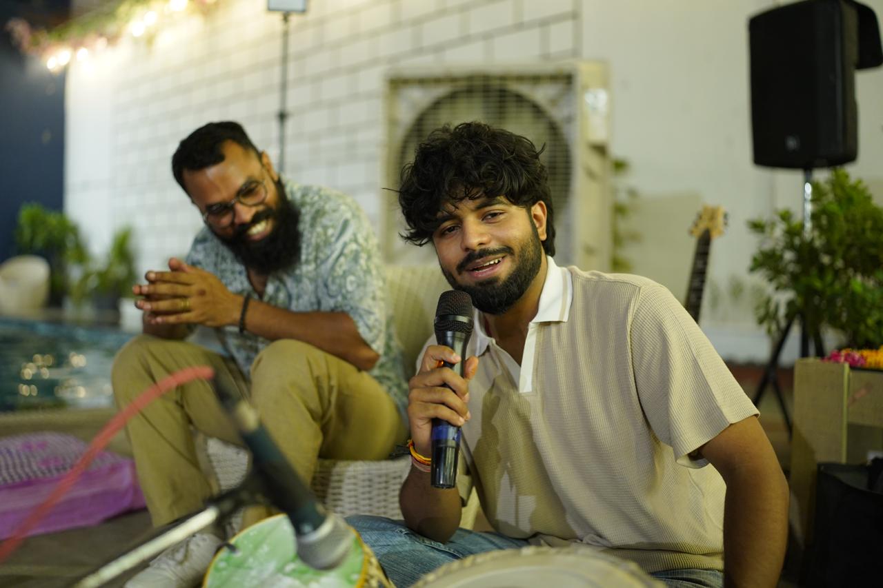 Live rooftop performance · Vocals & tabla